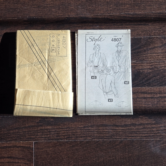 Women's Sytle pattern Size 10, 12, 15 - Picture 3 of 3